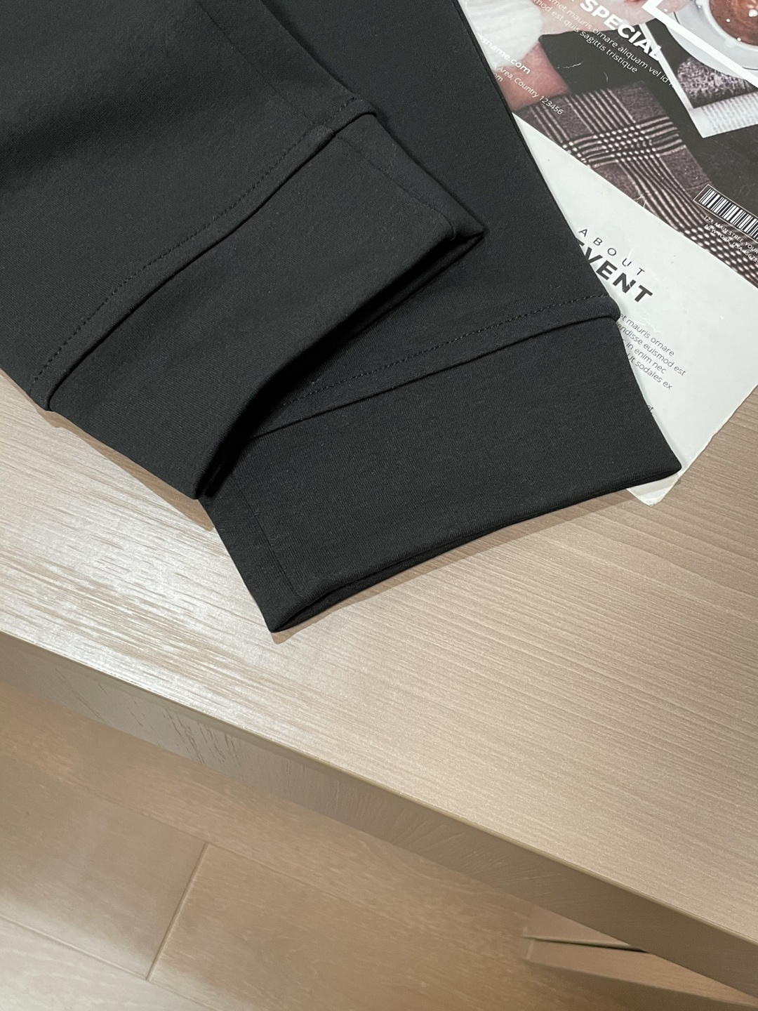 蒙口 2025秋冬新款休闲裤！官网同步发售。品牌经典LOGO休闲裤 ，定制面料，舒适度极好，手触感强烈。