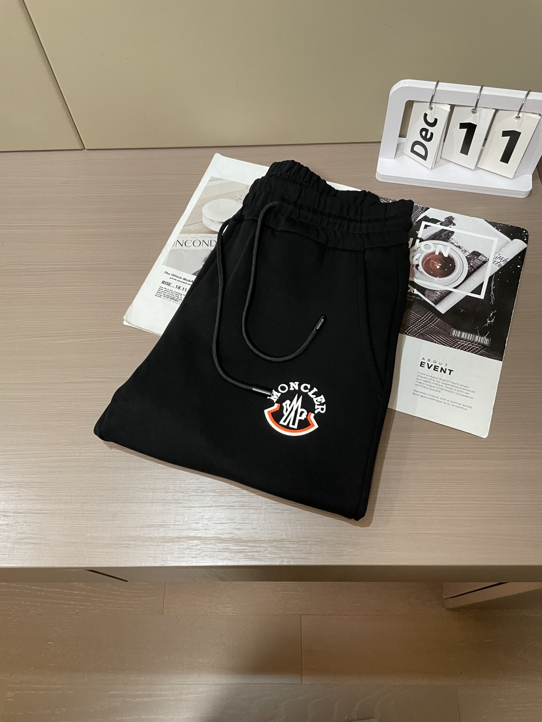 蒙口 2025秋冬新款休闲裤！官网同步发售。品牌经典LOGO休闲裤 ，定制面料，舒适度极好，手触感强烈。