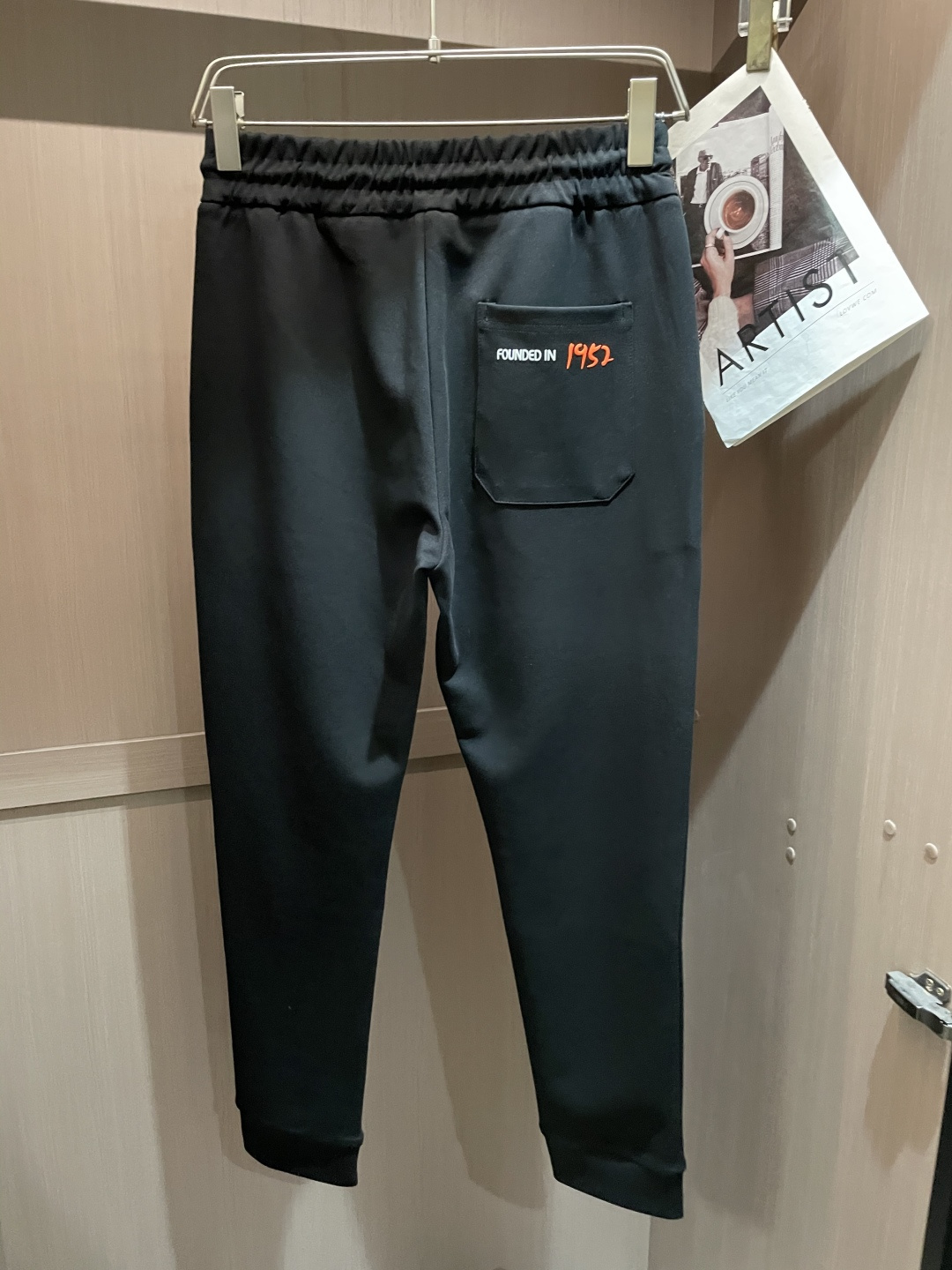 蒙口 2025秋冬新款休闲裤！官网同步发售。品牌经典LOGO休闲裤 ，定制面料，舒适度极好，手触感强烈。