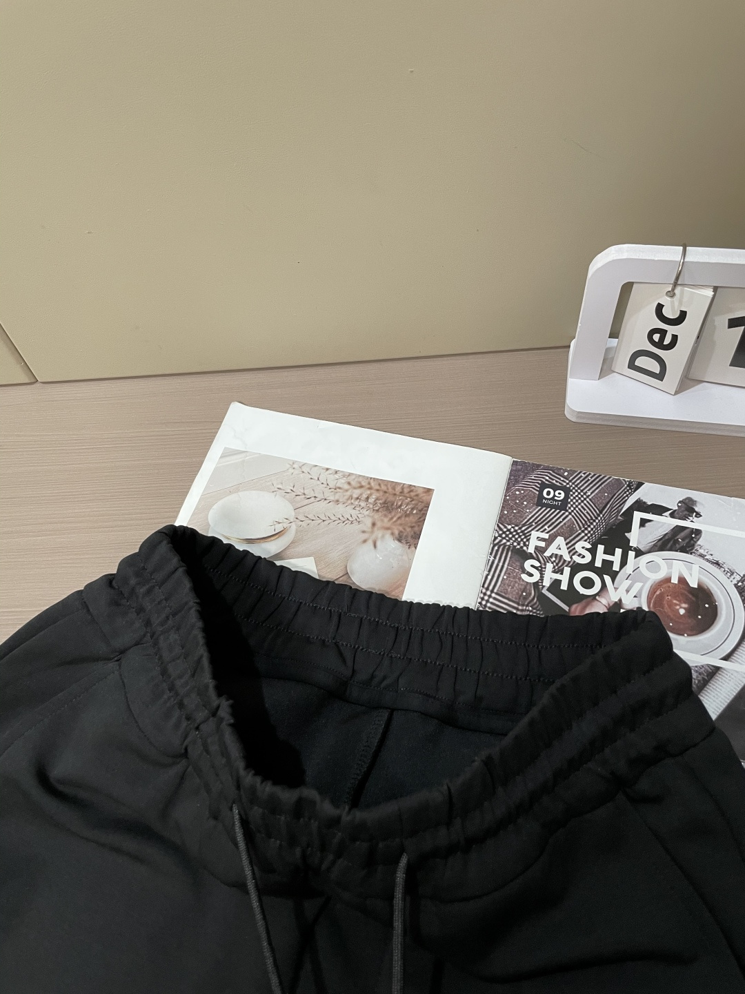 蒙口 2025秋冬新款休闲裤！官网同步发售。品牌经典LOGO休闲裤 ，定制面料，舒适度极好，手触感强烈。