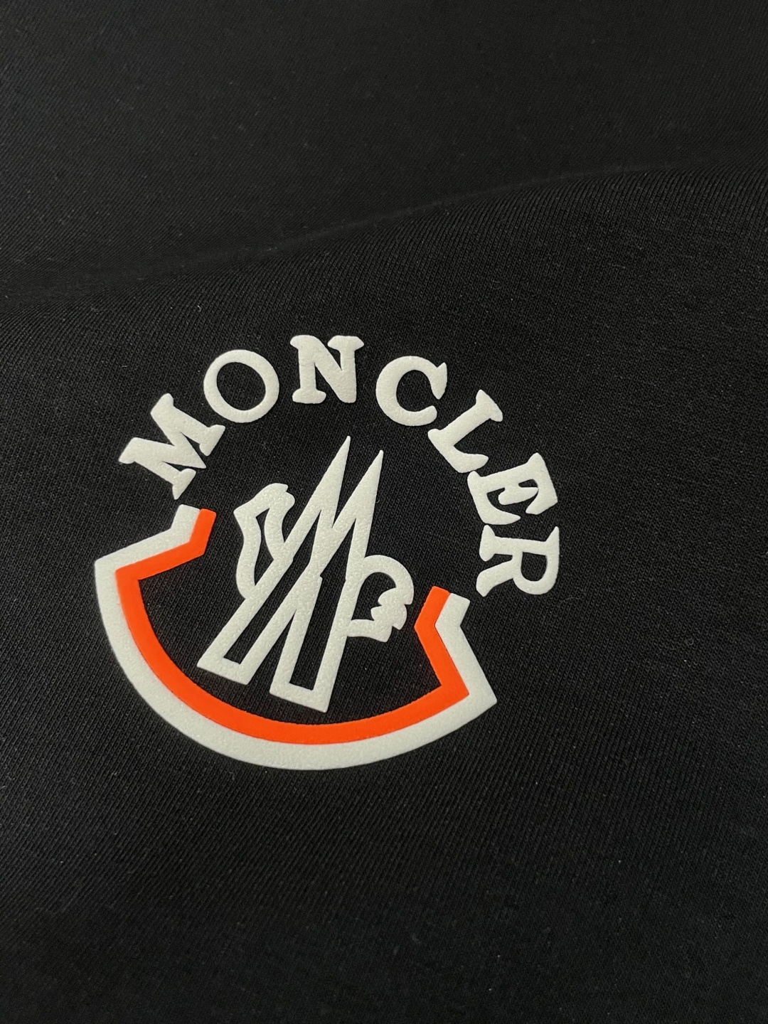 蒙口 2025秋冬新款休闲裤！官网同步发售。品牌经典LOGO休闲裤 ，定制面料，舒适度极好，手触感强烈。