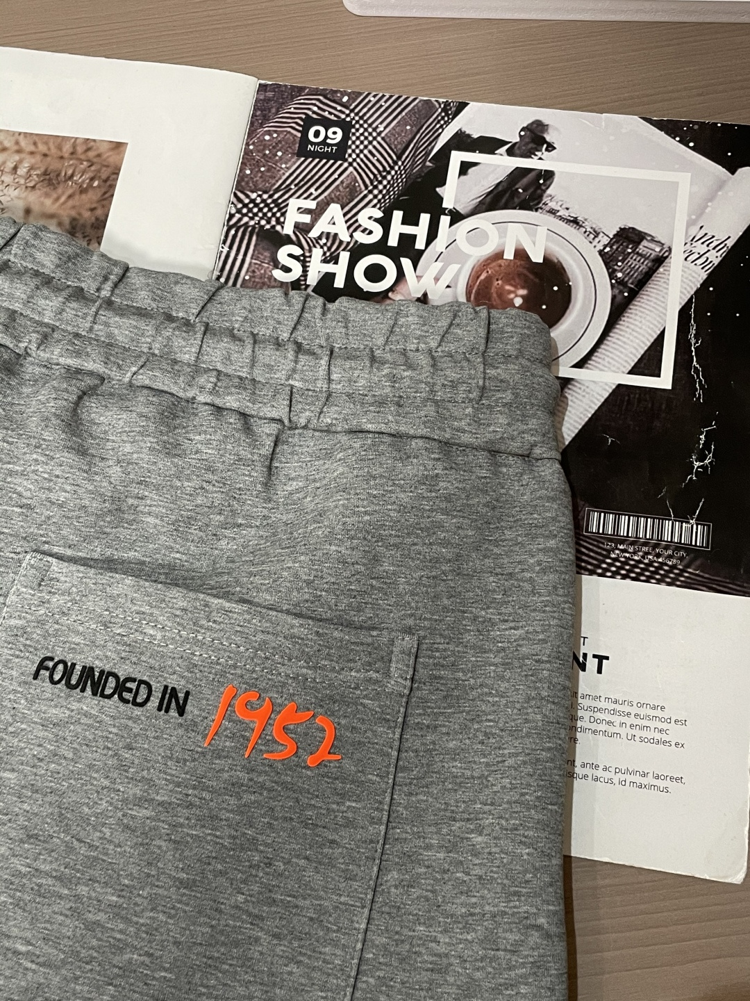 蒙口 2025秋冬新款休闲裤！官网同步发售。品牌经典LOGO休闲裤 ，定制面料，舒适度极好，手触感强烈。