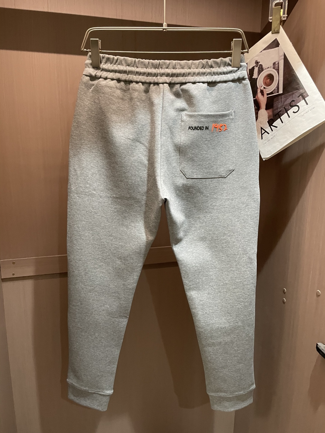 蒙口 2025秋冬新款休闲裤！官网同步发售。品牌经典LOGO休闲裤 ，定制面料，舒适度极好，手触感强烈。
