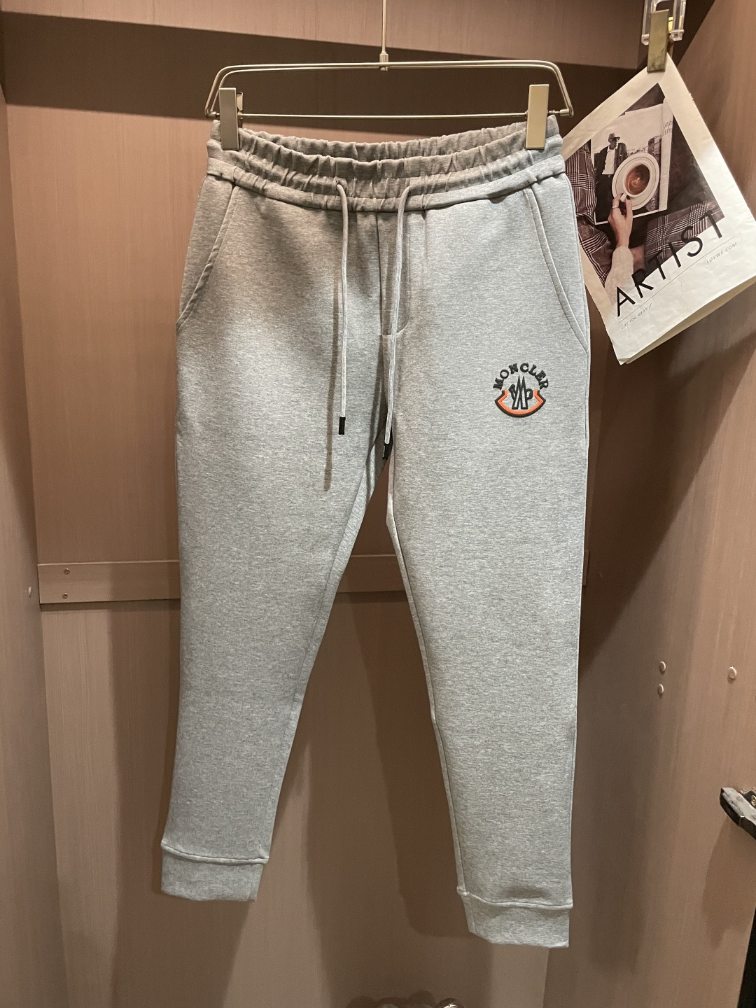 蒙口 2025秋冬新款休闲裤！官网同步发售。品牌经典LOGO休闲裤 ，定制面料，舒适度极好，手触感强烈。