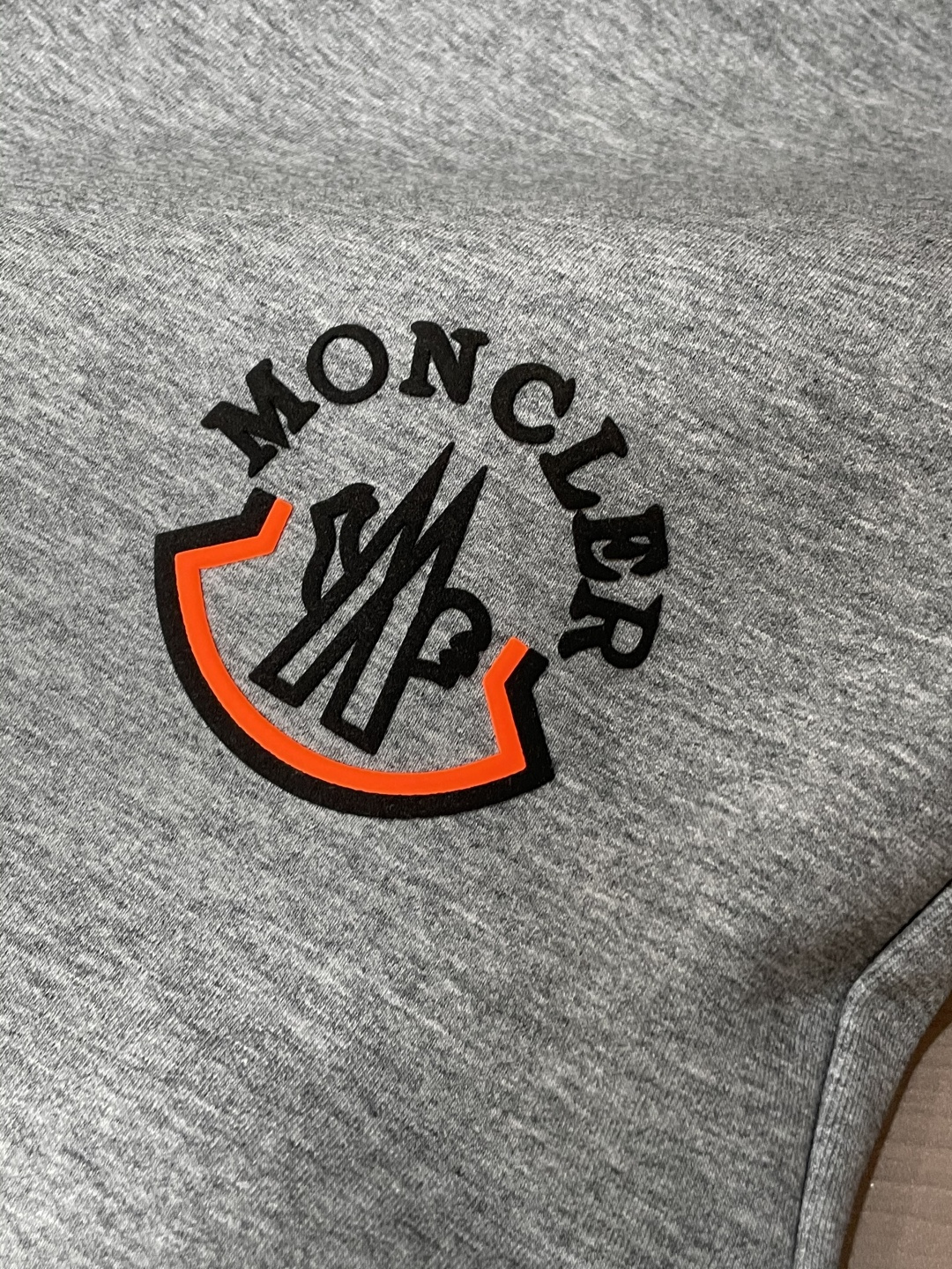 蒙口 2025秋冬新款休闲裤！官网同步发售。品牌经典LOGO休闲裤 ，定制面料，舒适度极好，手触感强烈。