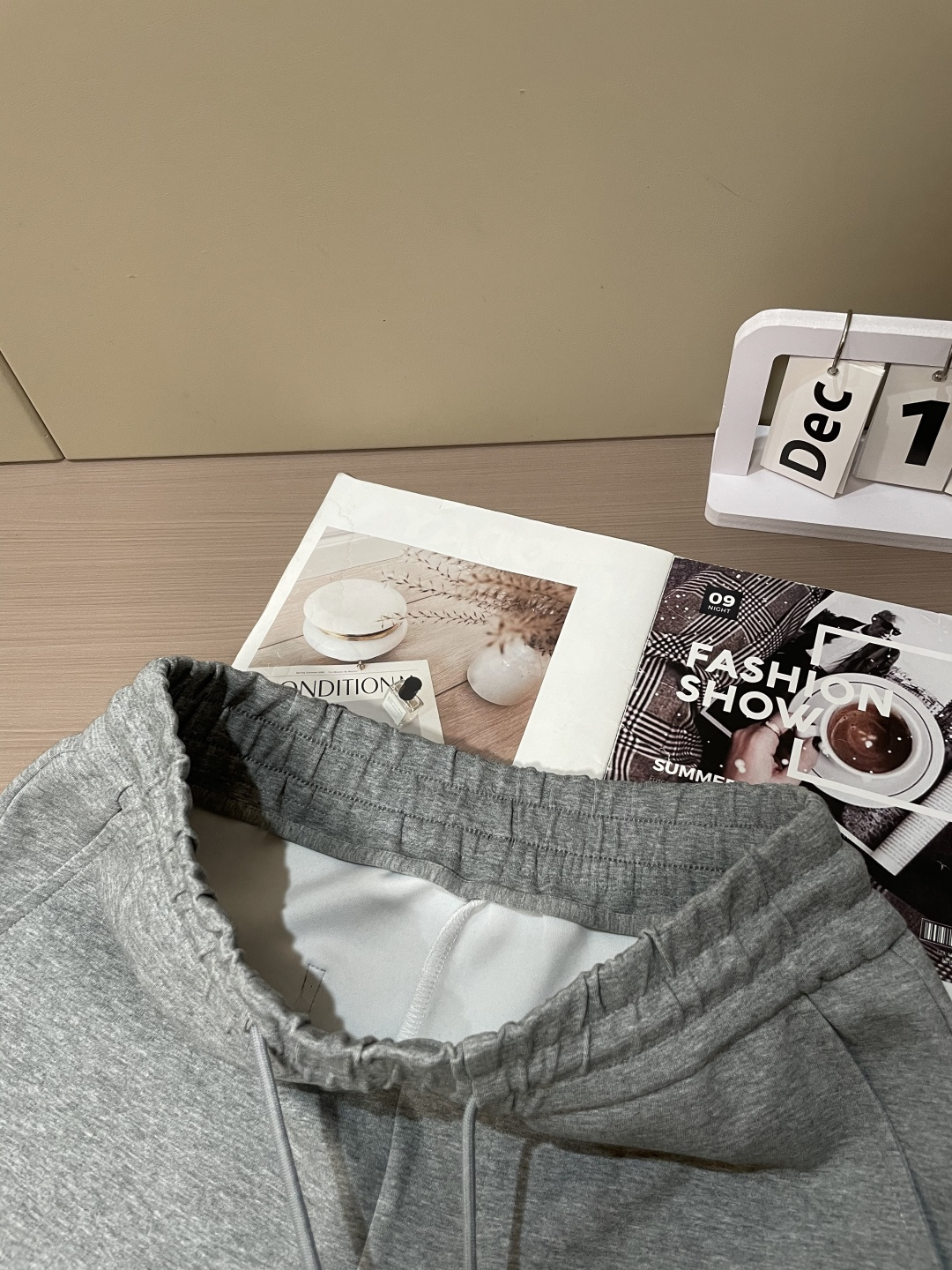 蒙口 2025秋冬新款休闲裤！官网同步发售。品牌经典LOGO休闲裤 ，定制面料，舒适度极好，手触感强烈。