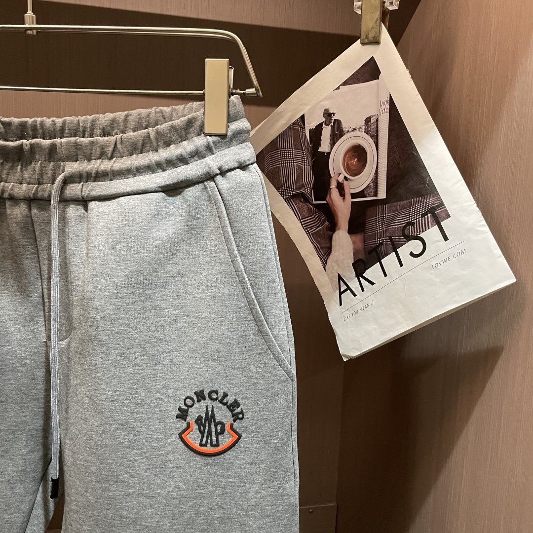 蒙口 2025秋冬新款休闲裤！官网同步发售。品牌经典LOGO休闲裤 ，定制面料，舒适度极好，手触感强烈。