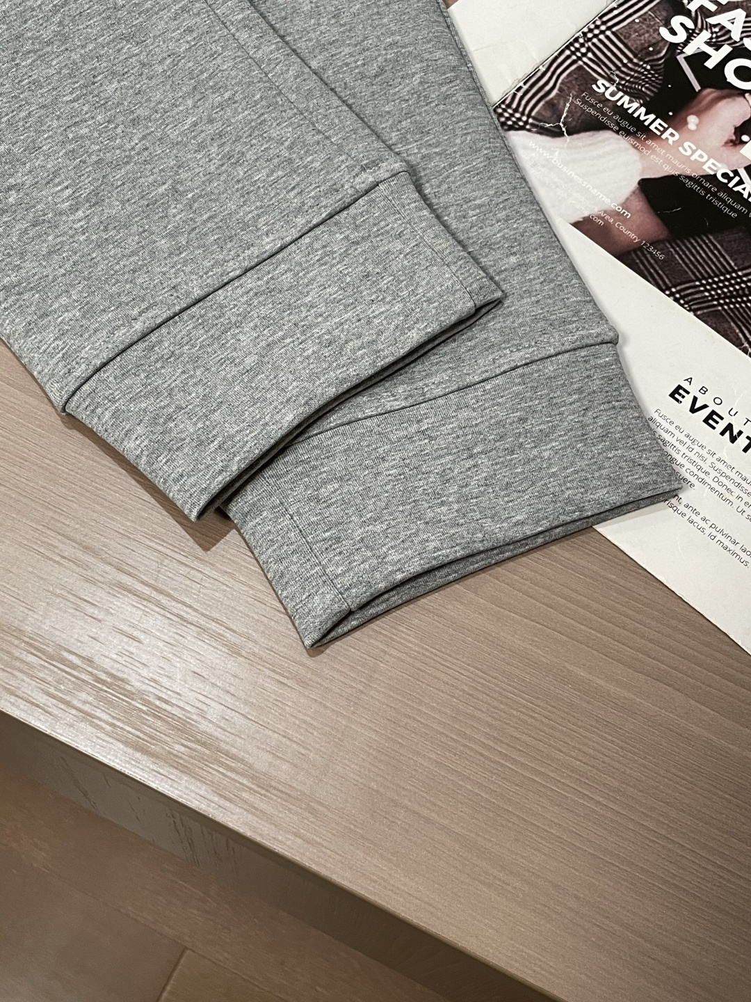 蒙口 2025秋冬新款休闲裤！官网同步发售。品牌经典LOGO休闲裤 ，定制面料，舒适度极好，手触感强烈。