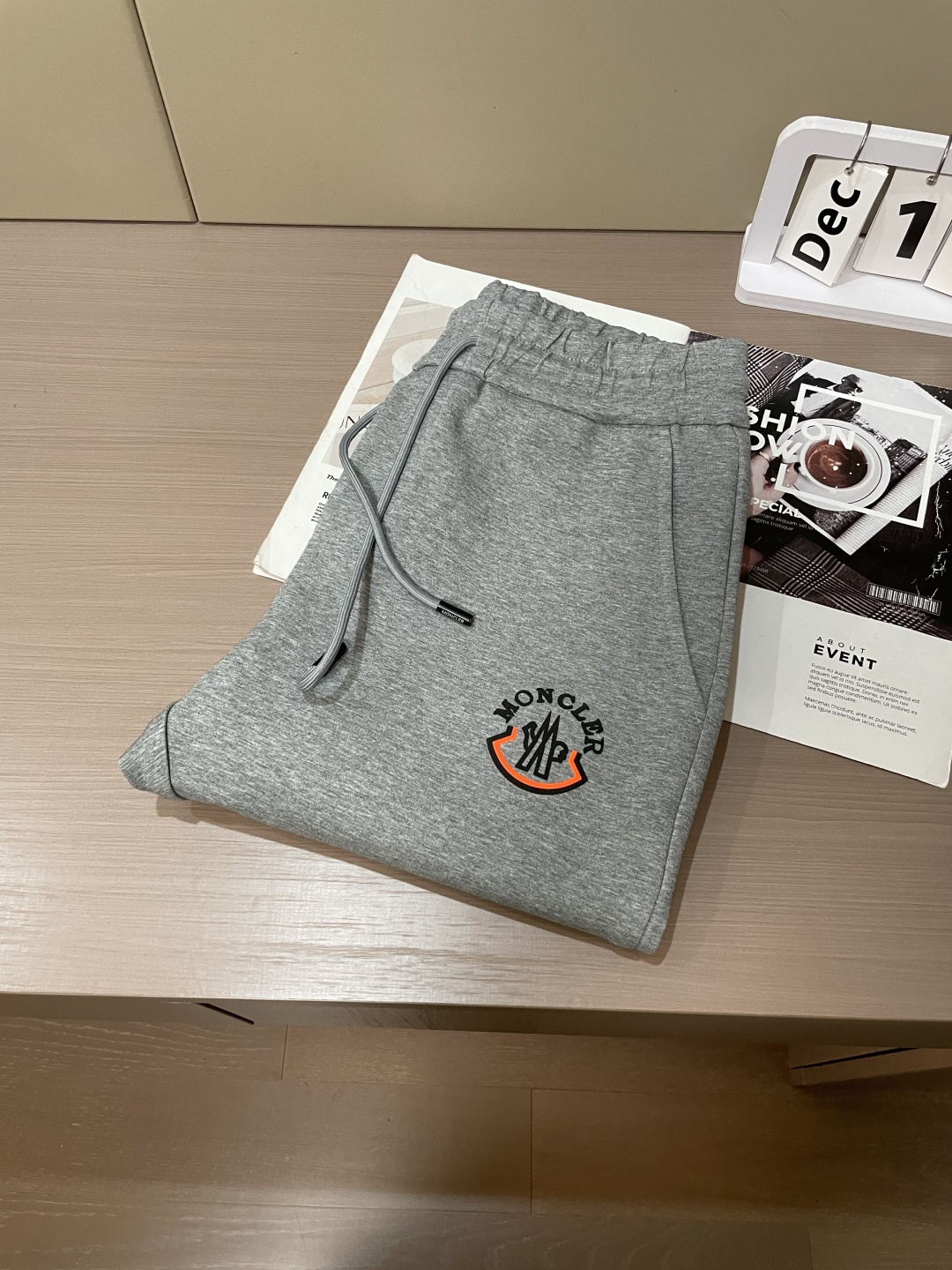 蒙口 2025秋冬新款休闲裤！官网同步发售。品牌经典LOGO休闲裤 ，定制面料，舒适度极好，手触感强烈。