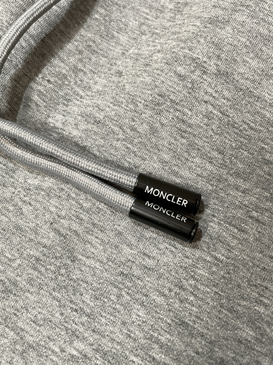 蒙口 2025秋冬新款休闲裤！官网同步发售。品牌经典LOGO休闲裤 ，定制面料，舒适度极好，手触感强烈。