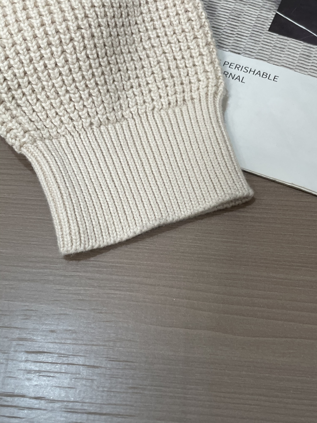 石头岛 /2025秋冬新品 毛衣冬季必备单品，保暖性好。男女通穿，细节到位，版型超赞，上身效果非常好！百