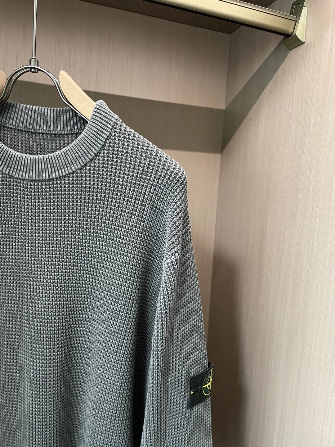 石头岛 /2025秋冬新品 毛衣冬季必备单品，保暖性好。男女通穿，细节到位，版型超赞，上身效果非常好！百