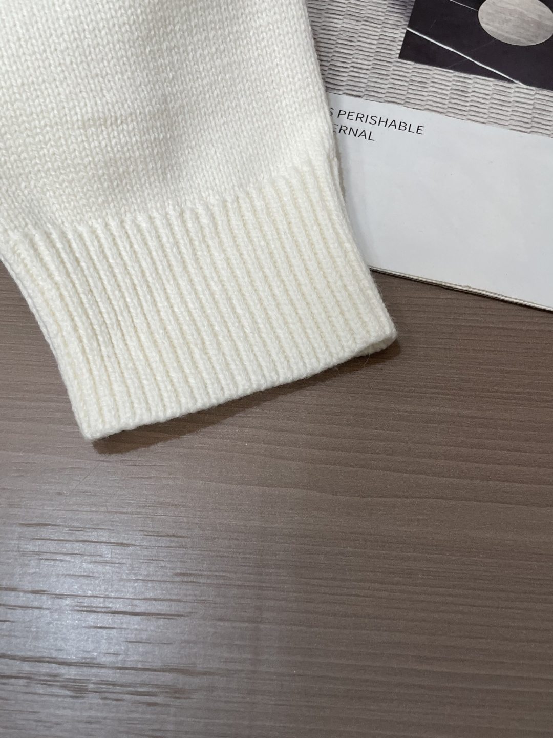 石头岛 /2025秋冬新品 毛衣冬季必备单品，保暖性好。男女通穿，细节到位，版型超赞，上身效果非常好！百