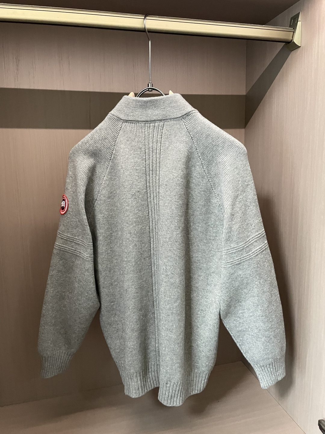 加拿大🇨🇦鹅 新款开衫针织毛衣！经典永不过时！外观简洁干净，秋日可以单穿，深冬最为内搭！定制进口高支数羊