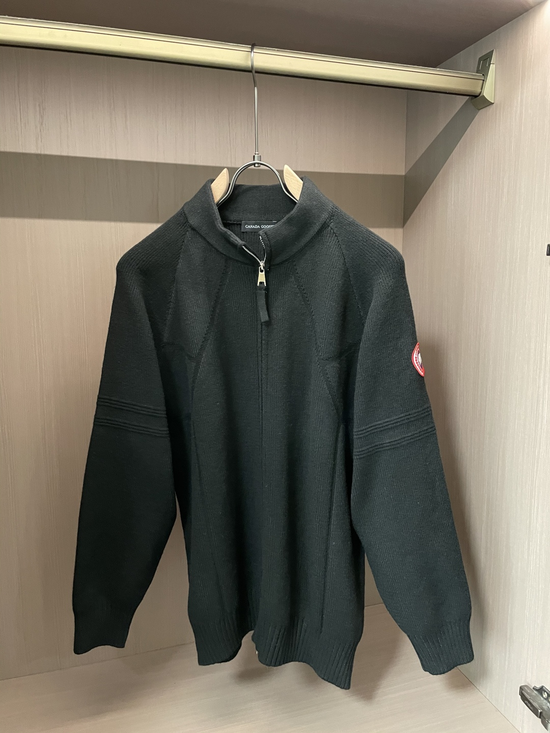 加拿大🇨🇦鹅 新款开衫针织毛衣！经典永不过时！外观简洁干净，秋日可以单穿，深冬最为内搭！定制进口高支数羊