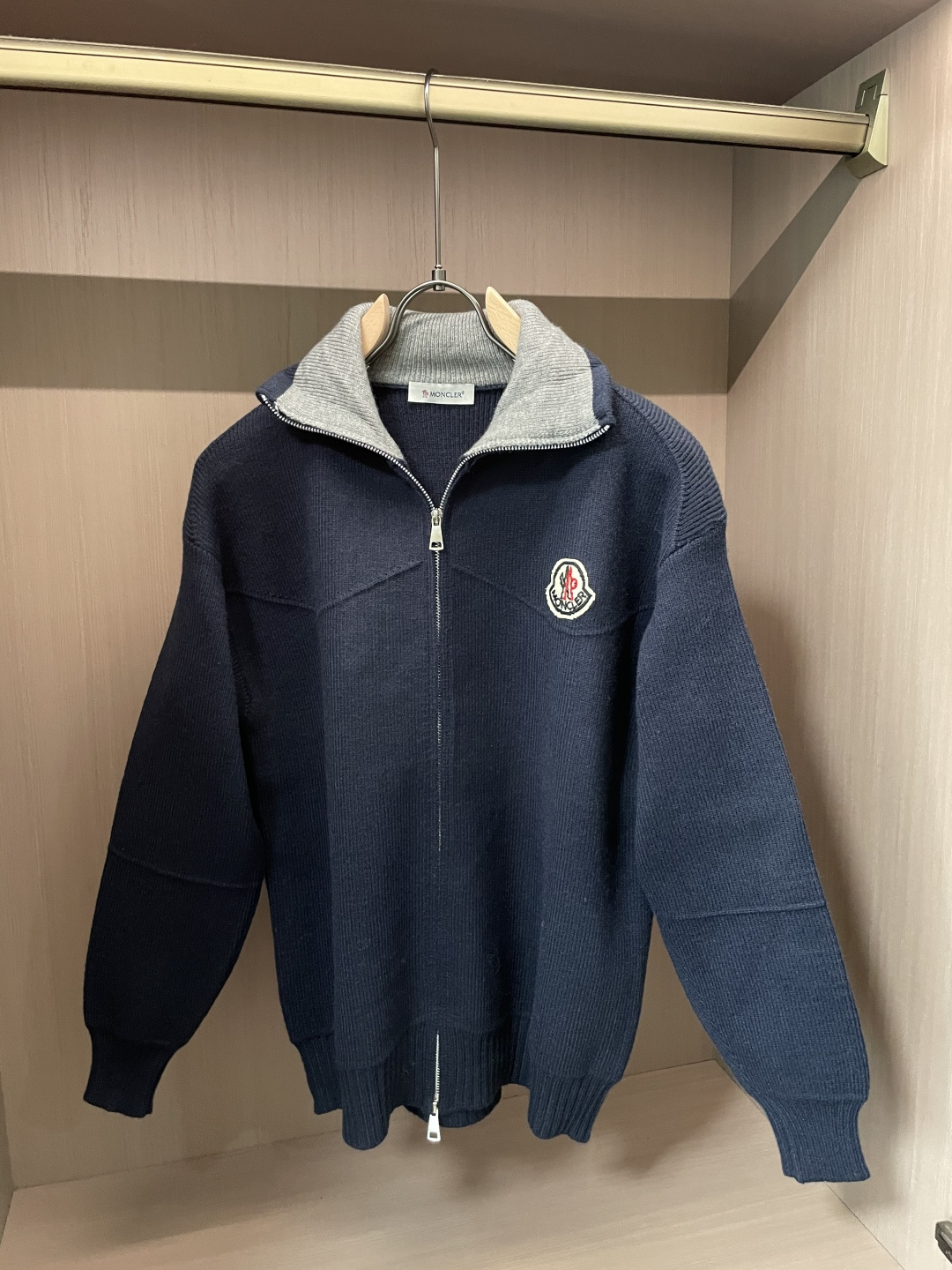 蒙口 新款开衫针织毛衣！经典永不过时！外观简洁干净，秋日可以单穿，深冬最为内搭！定制进口高支数羊毛混纺面