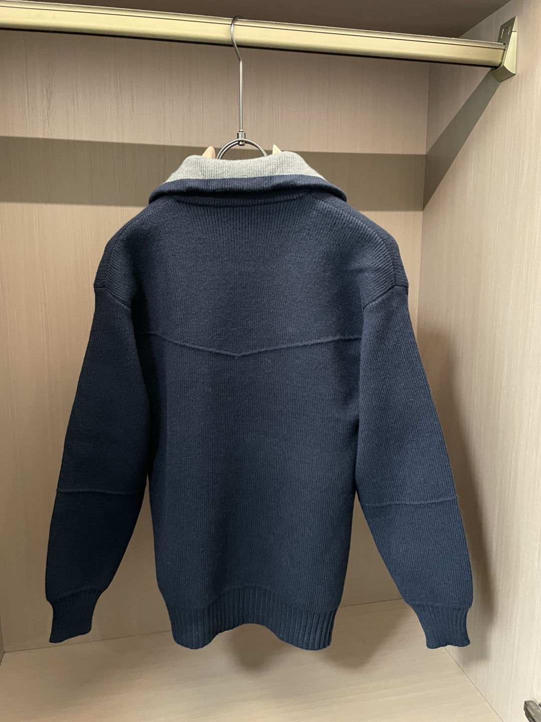 蒙口 新款开衫针织毛衣！经典永不过时！外观简洁干净，秋日可以单穿，深冬最为内搭！定制进口高支数羊毛混纺面