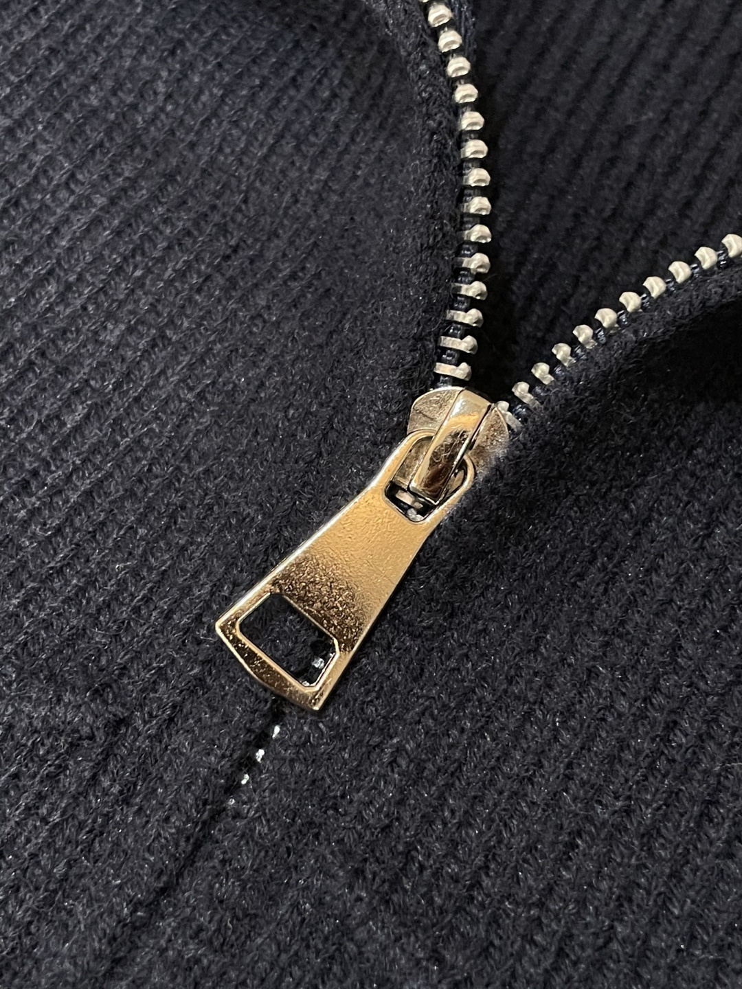 蒙口 新款开衫针织毛衣！经典永不过时！外观简洁干净，秋日可以单穿，深冬最为内搭！定制进口高支数羊毛混纺面