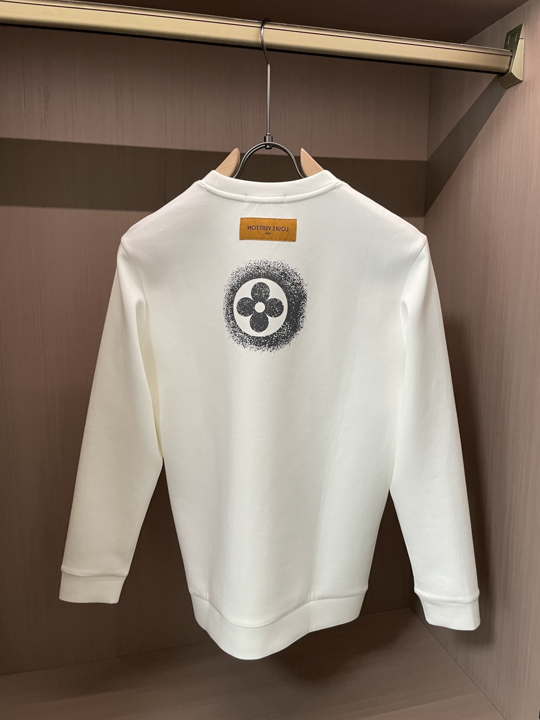 Lv 圆领套头卫衣；经典套头男女同款，简约大气系列单品，低调奢华大气百搭款！卫衣选用客供100%高克重棉