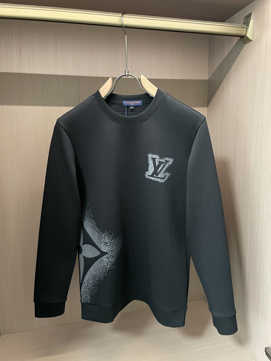 Lv 圆领套头卫衣；经典套头男女同款，简约大气系列单品，低调奢华大气百搭款！卫衣选用客供100%高克重棉