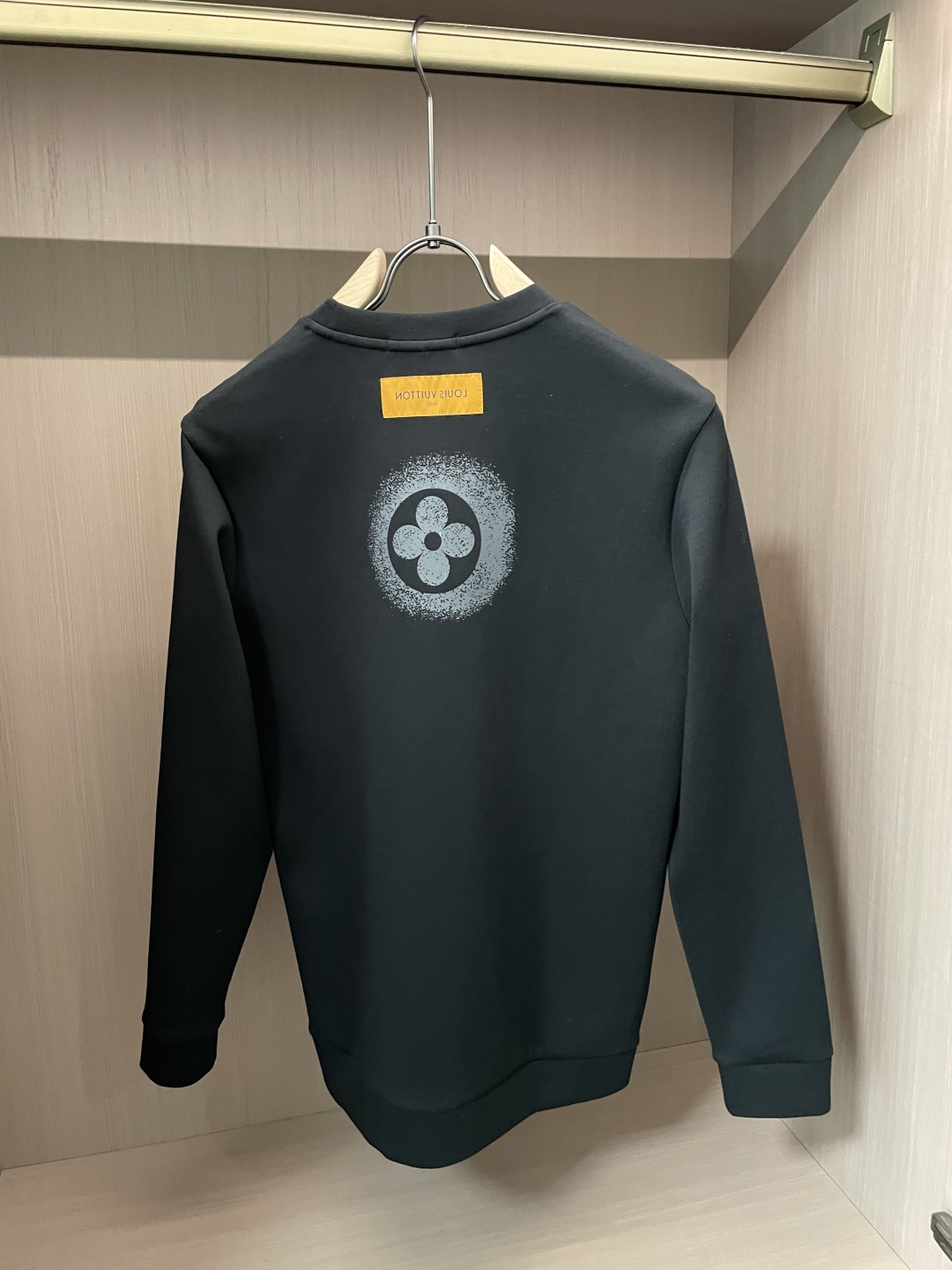 Lv 圆领套头卫衣；经典套头男女同款，简约大气系列单品，低调奢华大气百搭款！卫衣选用客供100%高克重棉