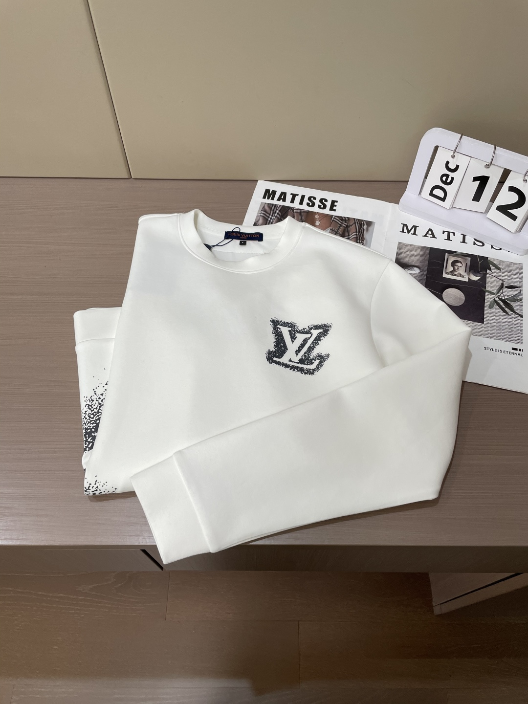 Lv 圆领套头卫衣；经典套头男女同款，简约大气系列单品，低调奢华大气百搭款！卫衣选用客供100%高克重棉