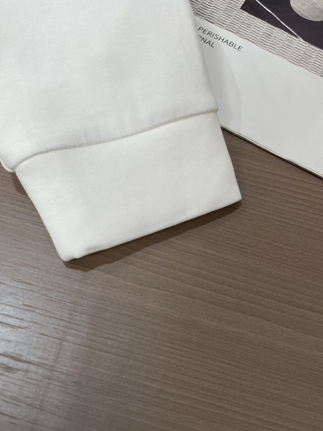 Lv 圆领套头卫衣；经典套头男女同款，简约大气系列单品，低调奢华大气百搭款！卫衣选用客供100%高克重棉