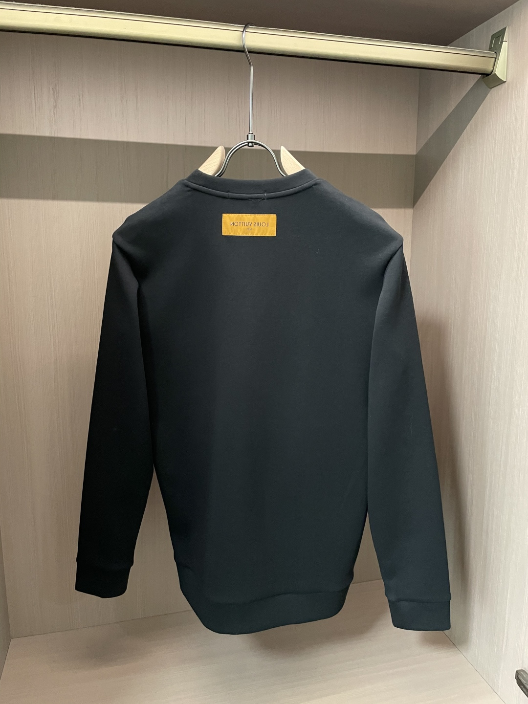 Lv 圆领套头卫衣；经典套头男女同款，简约大气系列单品，低调奢华大气百搭款！卫衣选用客供100%高克重棉