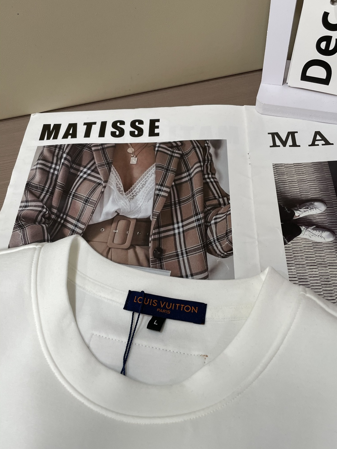 Lv 圆领套头卫衣；经典套头男女同款，简约大气系列单品，低调奢华大气百搭款！卫衣选用客供100%高克重棉