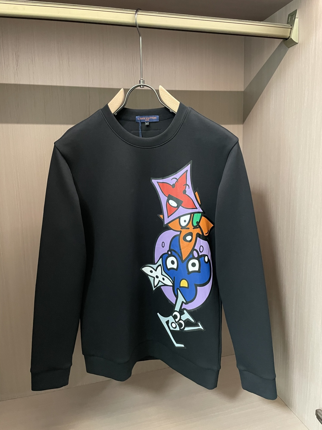 NO:682304,LV round neck pullover sweatshirt; classic pullover for men and women, simple and elegant series of items, low-key, luxurious and versatile!  The sweatshirt is made of high-weight cotton fabrics supplied by customers. The lining is tight and very skin-friendly. It is arranged in an orderly manner. It feels super soft, delicate and comfortable, and the fabric texture is top-notch!  Low-key and highly recognizable, it highlights the brand’s unique fashion charm!  The upper body is a standard unisex style, which is super versatile and easy to wear. It can be easily worn by both men and women, creating the most simple and popular mainstream size. M-XXXXL, Louis Vuitton, hoodie, sweatshirts,19860909Lv 圆领套头卫衣；经典套头男女同款,简约大气系列单品,低调奢华大气百搭款！ 卫衣选用客供高克重棉质面料精制而成,内里紧密且既极具亲肤感的,井然有序的排列着,手感超级柔软细腻舒适,面料质感堪称顶级！低调且辨识度十足,彰显品牌独有的时尚魅力值！版型上身标准中性的款式,超级百搭好穿,男女都可轻松上身演绎,打造出最简约流行的主流 尺码M-XXXXL,,louis vuitton,hoodie,sweatshirts,,Men's clothing