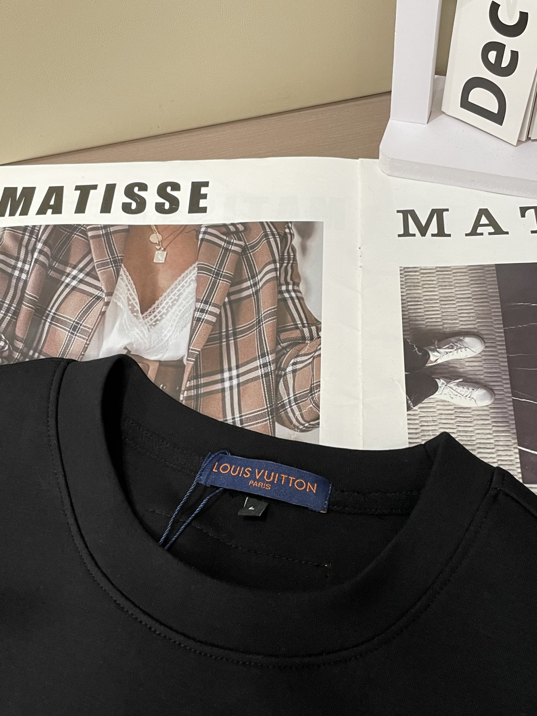 Lv 圆领套头卫衣；经典套头男女同款，简约大气系列单品，低调奢华大气百搭款！卫衣选用客供100%高克重棉