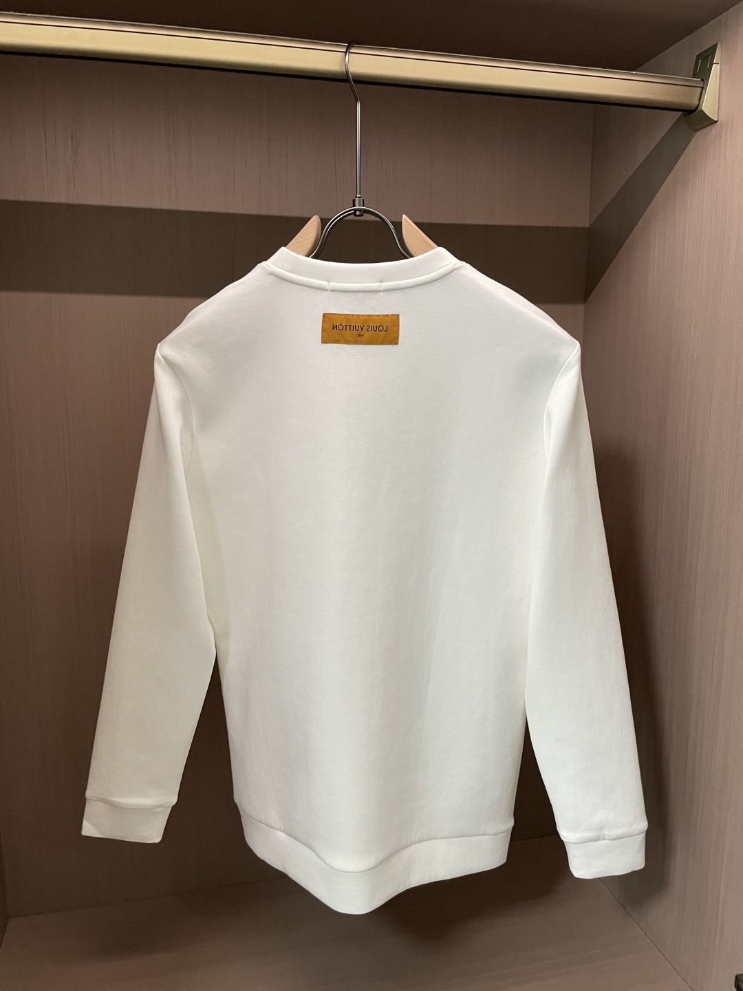 Lv 圆领套头卫衣；经典套头男女同款，简约大气系列单品，低调奢华大气百搭款！卫衣选用客供100%高克重棉