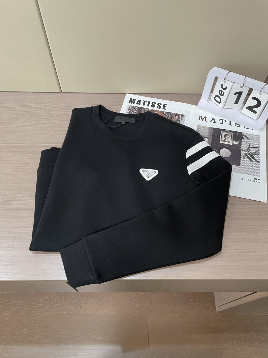 Prad 圆领套头卫衣；经典套头男女同款，简约大气系列单品，低调奢华大气百搭款！卫衣选用客供100%高克