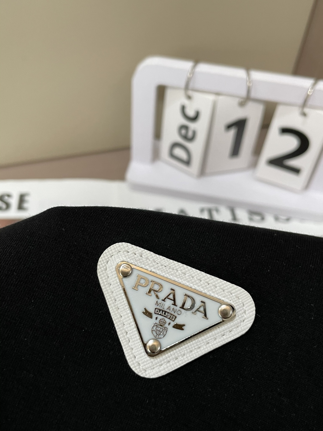 Prad 圆领套头卫衣；经典套头男女同款，简约大气系列单品，低调奢华大气百搭款！卫衣选用客供100%高克