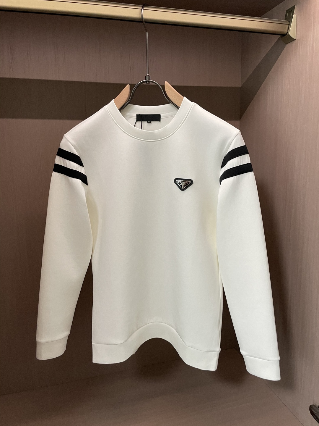 Prad 圆领套头卫衣；经典套头男女同款，简约大气系列单品，低调奢华大气百搭款！卫衣选用客供100%高克