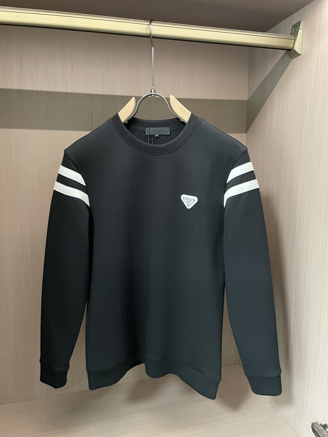 Prad 圆领套头卫衣；经典套头男女同款，简约大气系列单品，低调奢华大气百搭款！卫衣选用客供100%高克