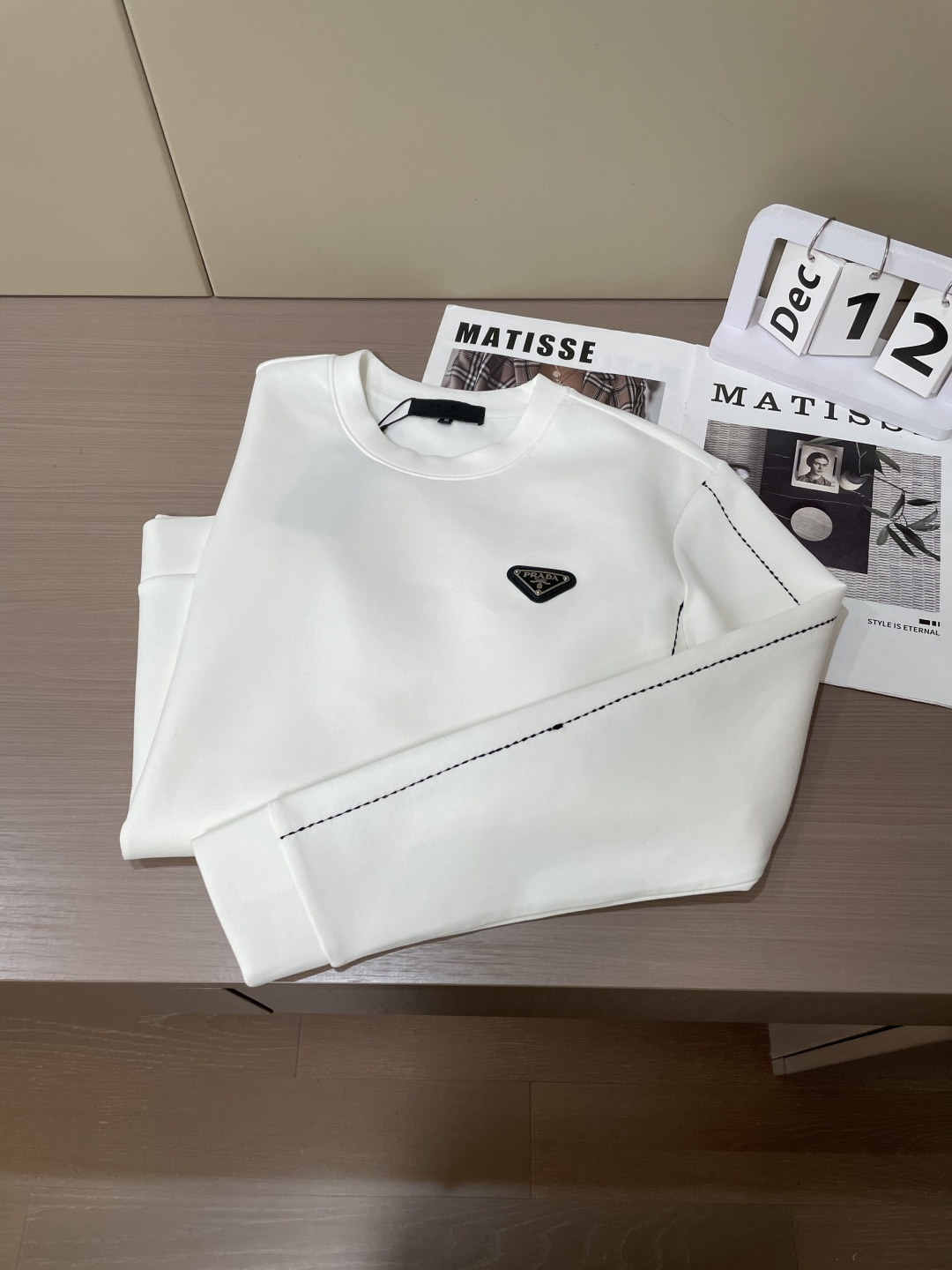 Prad 圆领套头卫衣；经典套头男女同款，简约大气系列单品，低调奢华大气百搭款！卫衣选用客供100%高克