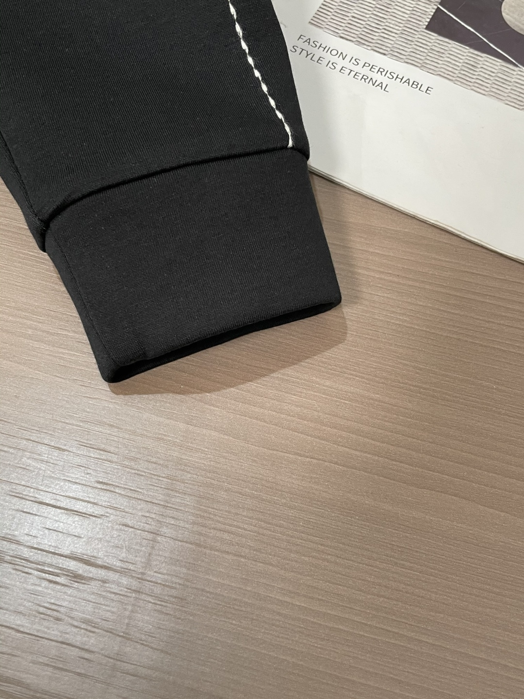 Prad 圆领套头卫衣；经典套头男女同款，简约大气系列单品，低调奢华大气百搭款！卫衣选用客供100%高克