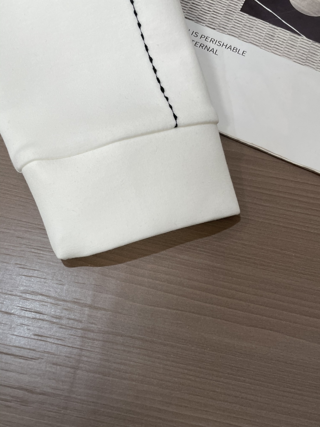 Prad 圆领套头卫衣；经典套头男女同款，简约大气系列单品，低调奢华大气百搭款！卫衣选用客供100%高克