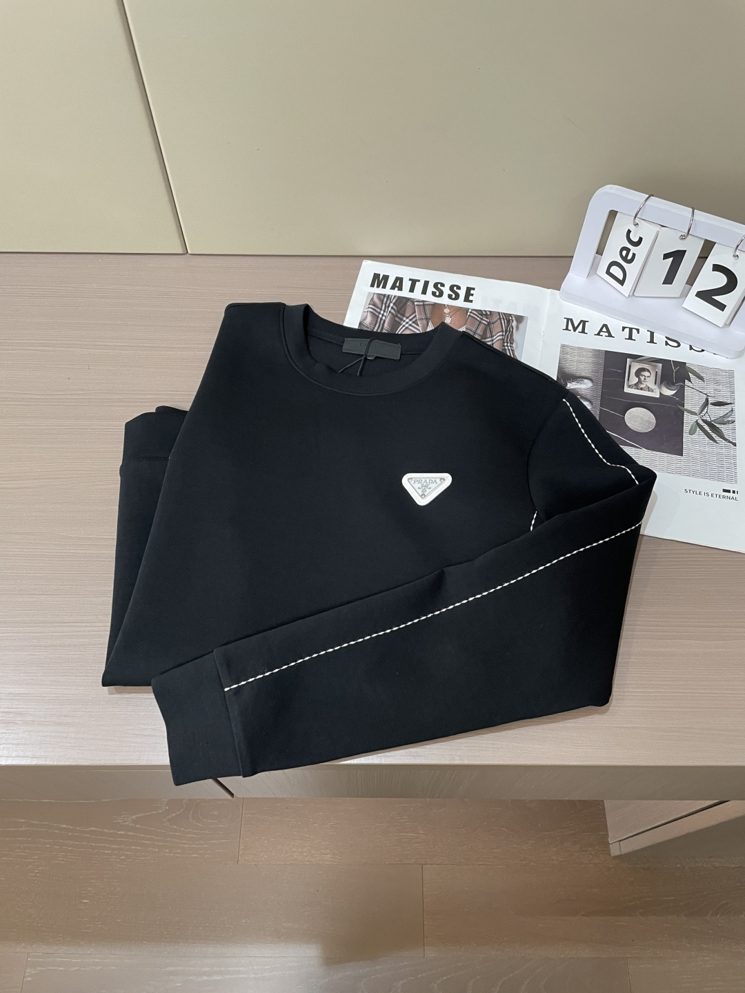 Prad 圆领套头卫衣；经典套头男女同款，简约大气系列单品，低调奢华大气百搭款！卫衣选用客供100%高克