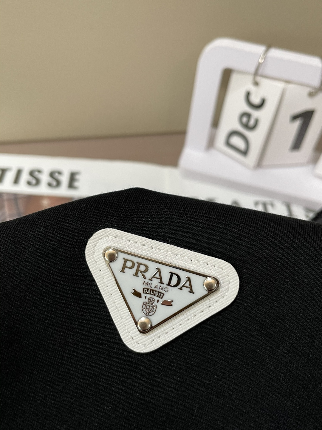 Prad 圆领套头卫衣；经典套头男女同款，简约大气系列单品，低调奢华大气百搭款！卫衣选用客供100%高克