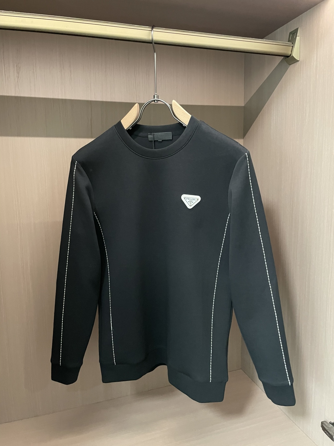 Prad 圆领套头卫衣；经典套头男女同款，简约大气系列单品，低调奢华大气百搭款！卫衣选用客供100%高克