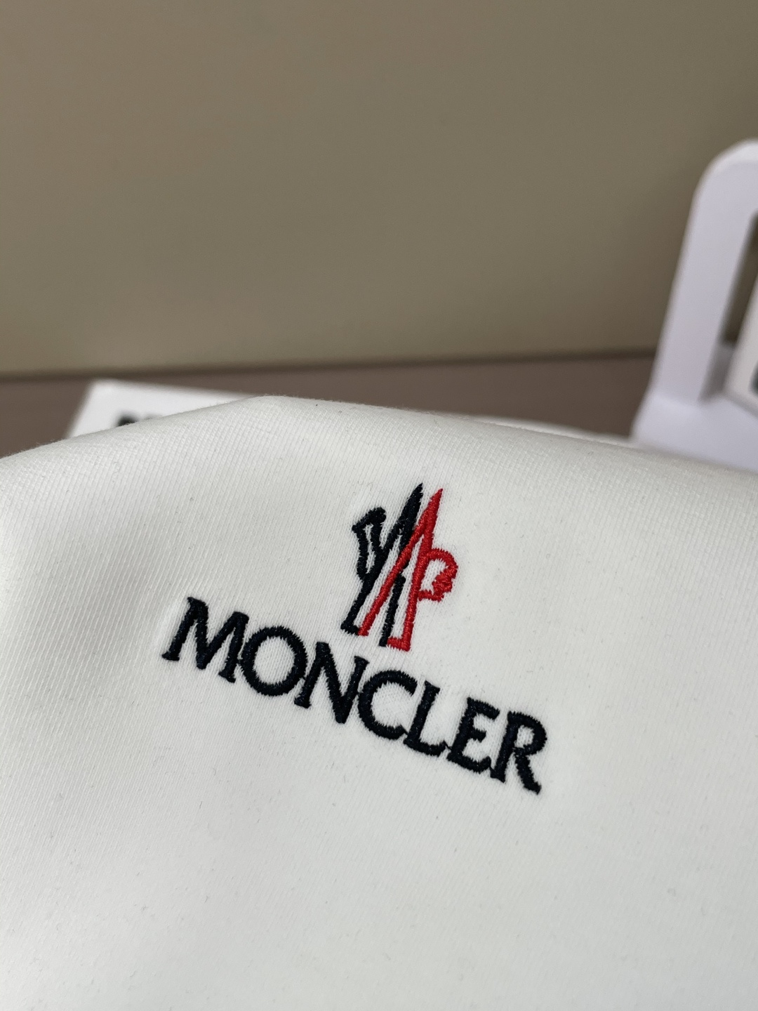 蒙口 圆领套头卫衣；经典套头男女同款，简约大气系列单品，低调奢华大气百搭款！卫衣选用客供100%高克重棉