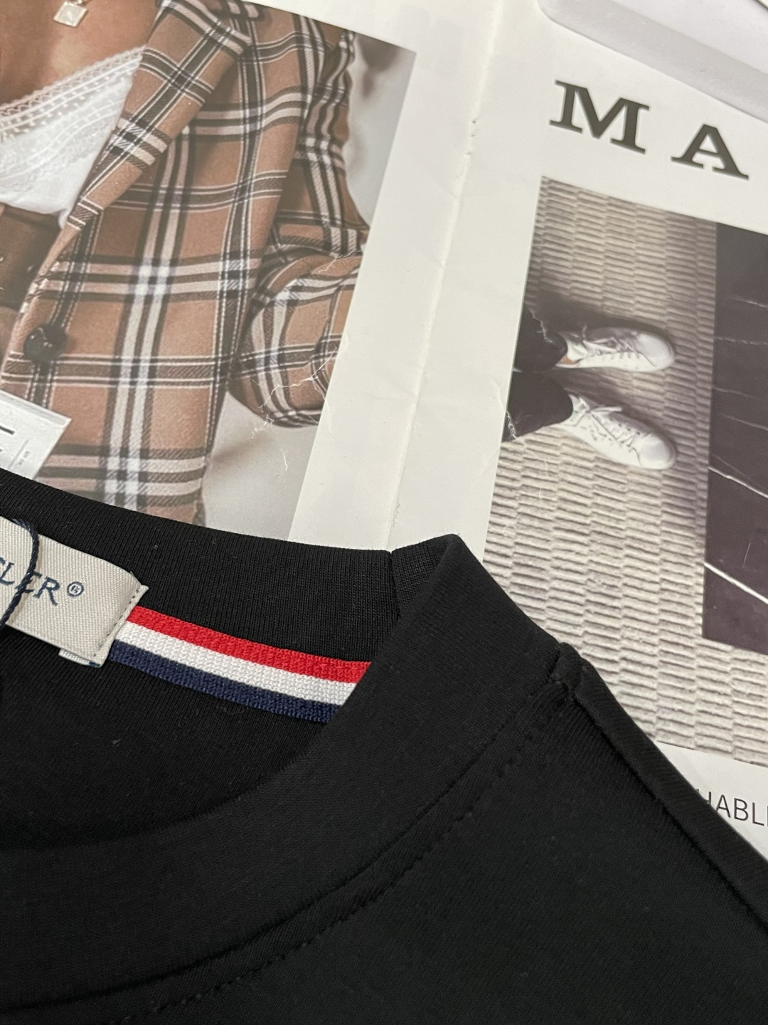 蒙口 圆领套头卫衣；经典套头男女同款，简约大气系列单品，低调奢华大气百搭款！卫衣选用客供100%高克重棉