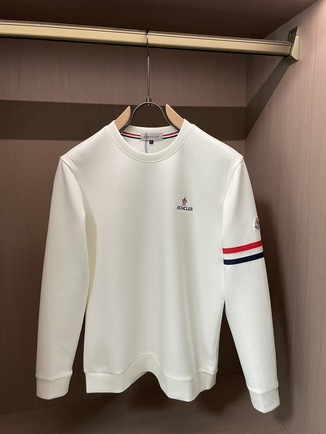 NO:682317,Men's round neck pullover sweatshirt; classic pullover for men and women, simple and elegant series of items, low-key, luxurious and versatile!  The sweatshirt is made of high-weight cotton fabrics supplied by customers. The lining is tight and very skin-friendly. It is arranged in an orderly manner. It feels super soft, delicate and comfortable, and the fabric texture is top-notch!  Low-key and highly recognizable, it highlights the brand’s unique fashion charm!  The upper body is a standard unisex style, which is super versatile and easy to wear. It can be easily worn by both men and women, creating the most simple and popular mainstream size. M-XXXXL, Moncler, hoodie, sweatshirts,19860909蒙口 圆领套头卫衣；经典套头男女同款,简约大气系列单品,低调奢华大气百搭款！ 卫衣选用客供高克重棉质面料精制而成,内里紧密且既极具亲肤感的,井然有序的排列着,手感超级柔软细腻舒适,面料质感堪称顶级！低调且辨识度十足,彰显品牌独有的时尚魅力值！版型上身标准中性的款式,超级百搭好穿,男女都可轻松上身演绎,打造出最简约流行的主流 尺码M-XXXXL,,Moncler,hoodie,sweatshirts,,Men's clothing