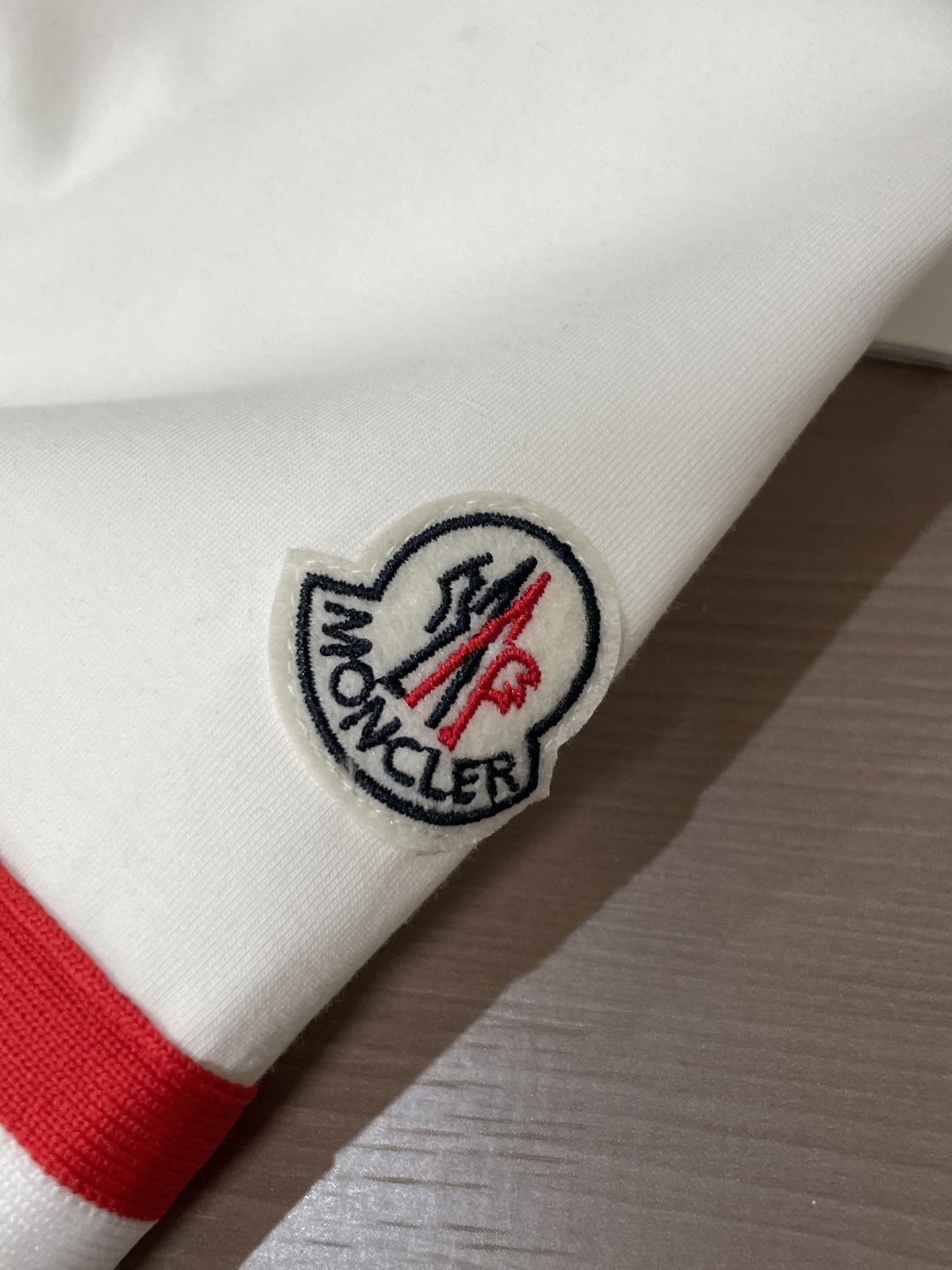 蒙口 圆领套头卫衣；经典套头男女同款，简约大气系列单品，低调奢华大气百搭款！卫衣选用客供100%高克重棉