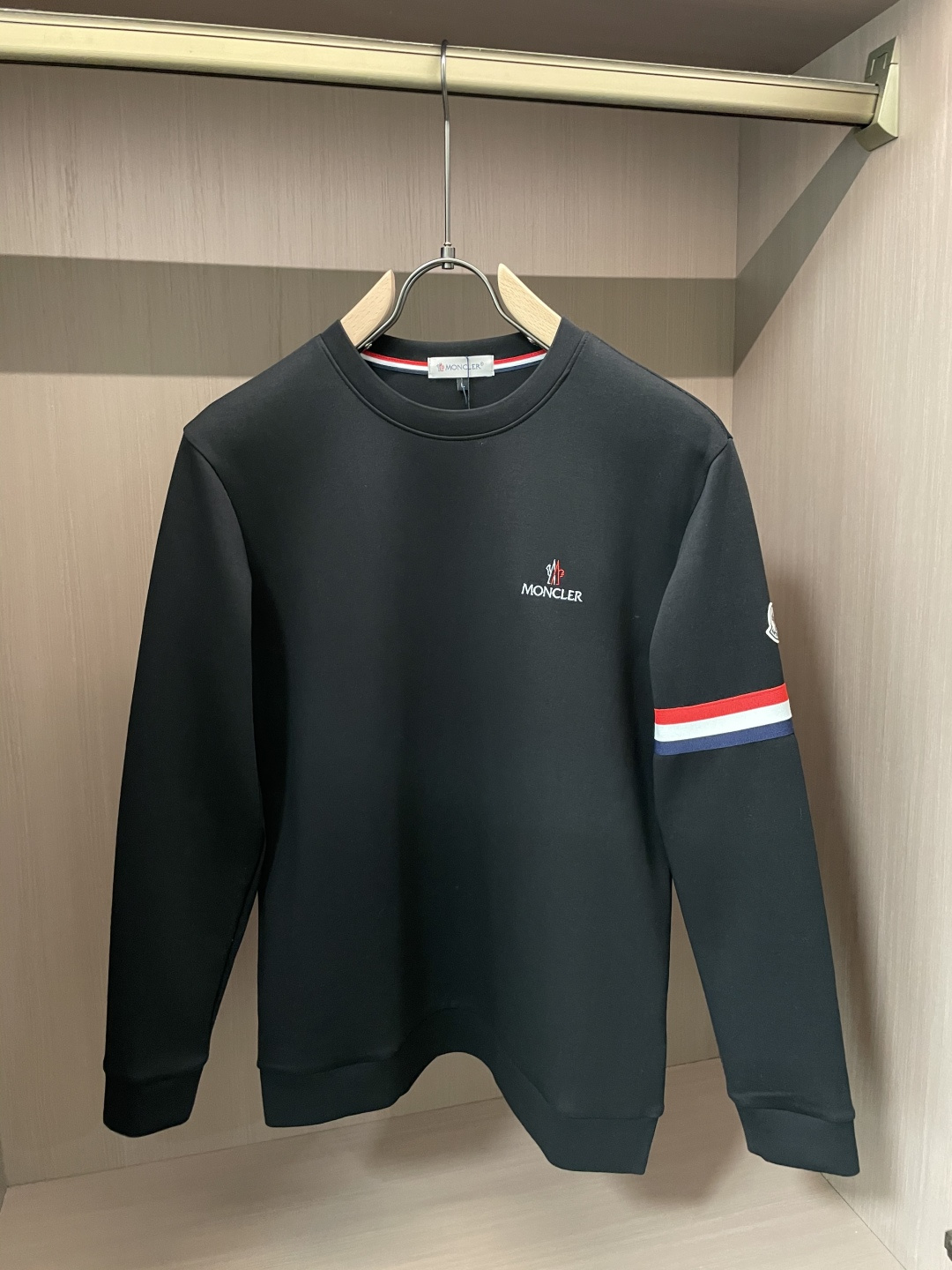 蒙口 圆领套头卫衣；经典套头男女同款，简约大气系列单品，低调奢华大气百搭款！卫衣选用客供100%高克重棉