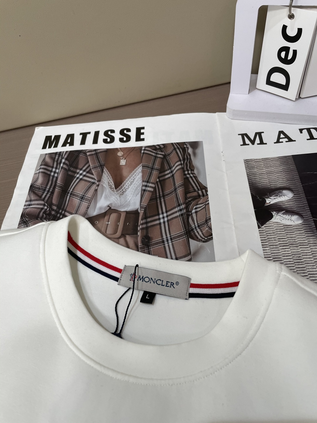 蒙口 圆领套头卫衣；经典套头男女同款，简约大气系列单品，低调奢华大气百搭款！卫衣选用客供100%高克重棉