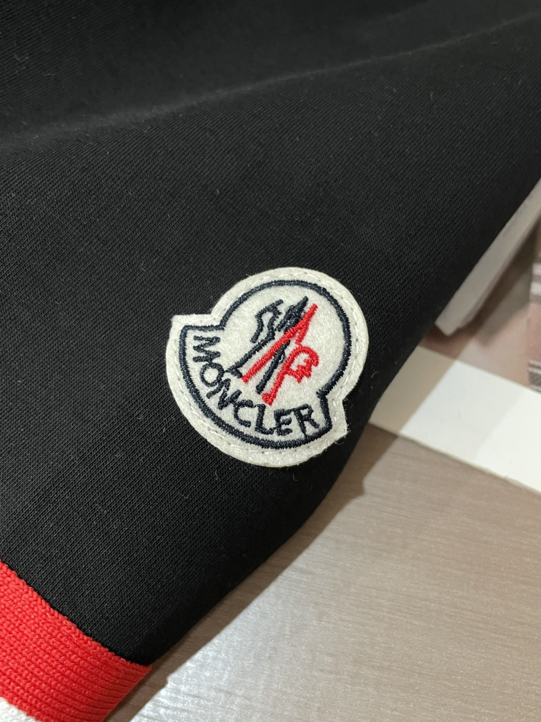 蒙口 圆领套头卫衣；经典套头男女同款，简约大气系列单品，低调奢华大气百搭款！卫衣选用客供100%高克重棉