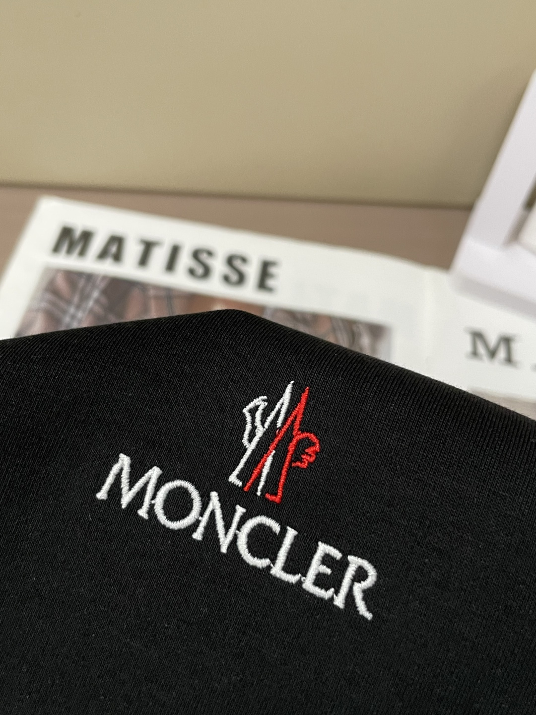 蒙口 圆领套头卫衣；经典套头男女同款，简约大气系列单品，低调奢华大气百搭款！卫衣选用客供100%高克重棉